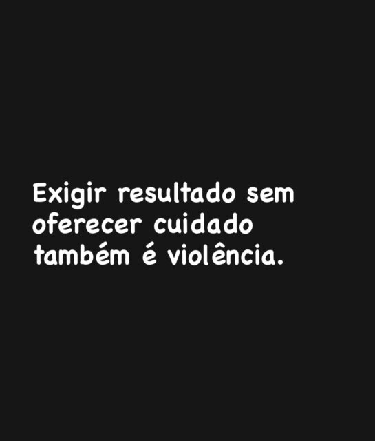 O sistema gosta de números, testes e resultados.

Mas pessoas não são laudos.

Quando ignoramos a dor emocional, transformamos talento em peso e diferença em problema.

Esse carrossel é um convite:

menos enquadramento, mais escuta.

Escutar também é proteger.

Referências (imagens)

🎬 Como Estrelas na Terra (Taare Zameen Par, 2007)

🎬 Divertida Mente (Inside Out, 2015)

Referência terceiro card

🎬 Gênio Indomável (Good Will Hunting, 1997)