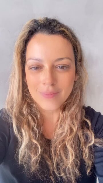 Ouça completa!
@sophiajohnatan 

Carreguei culpas que não eram minhas
Aprendi cedo a mascarar
Mas o corpo sabia a verdade
Mesmo quando eu queria negar
Não preciso mais pedir desculpa
Por sentir fundo, por ir além
Se o mundo tivesse um manual
O meu seria em outra linguagem
Eu não sou assim por opção
E não é difícil de entender

(…)